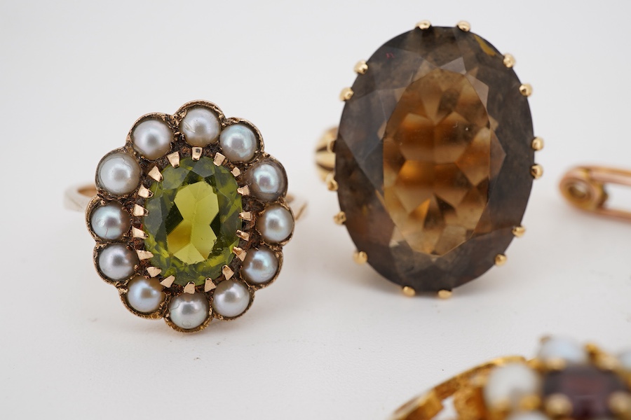 An early 1960's 9ct gold, peridot and split pearl set oval cluster ring, size P, a more recent 18ct gold and single stone oval cut smoky quartz set ring, size O and a 9ct gold, garnet and cultured pearl cluster set penda